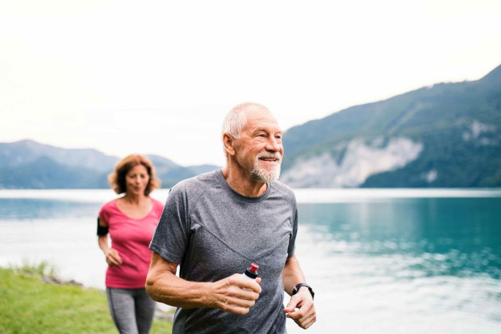 Rentnerpaar geniesst finanzielle Freiheit beim Joggen